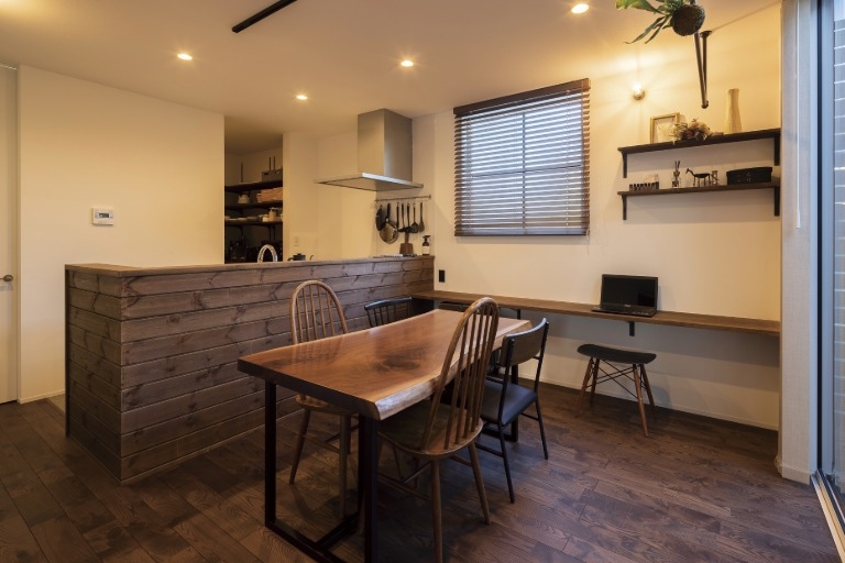 木目調のキッチン、リビング